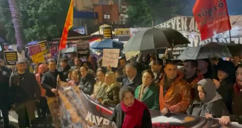 Adana'da 6 Şubat depremlerinde hayatını kaybedenler, üçüncü yılında yürüyüşle anıldı.