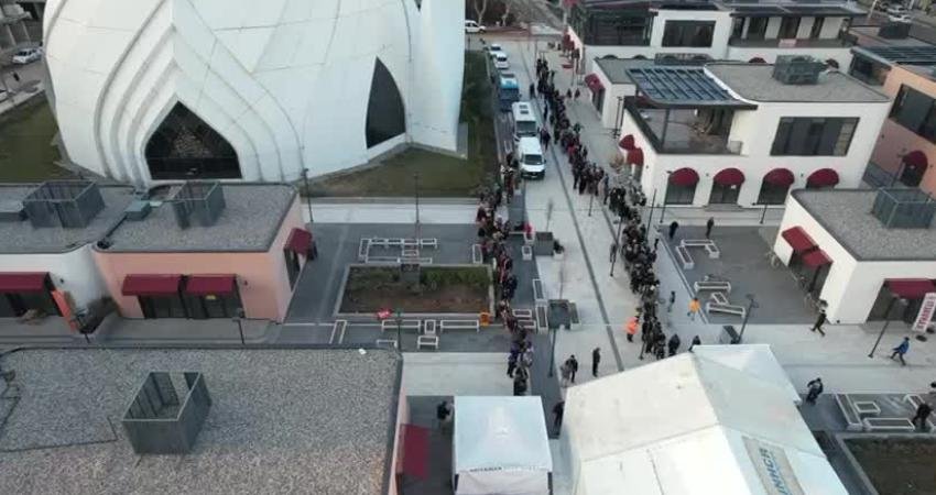 Adıyaman Belediyesi, Kent Meydanı’nda kurduğu iftar çadırı ile binlerce vatandaşı