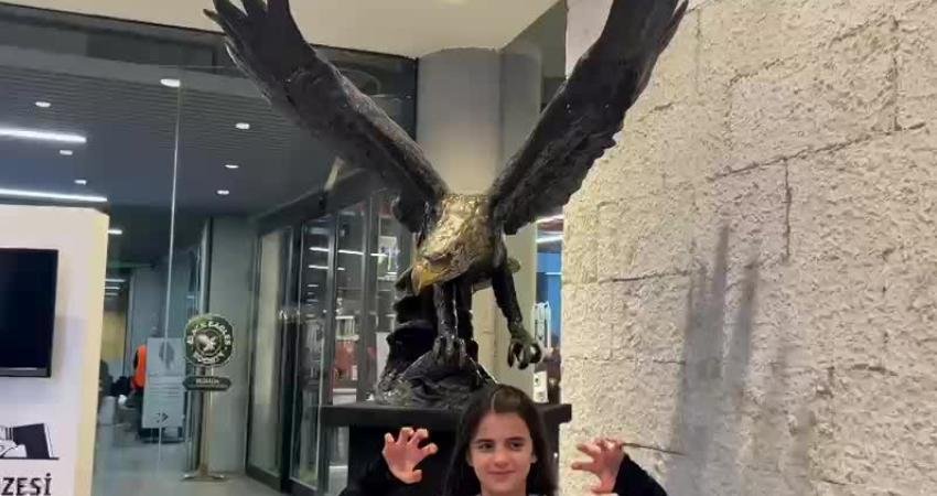 Adıyamanlı çocuklar, Beşiktaş-Konyaspor maçında sahaya çıktı Adıyaman Belediyesi ile Beşiktaş JK işbirliğiyle 6 Şubat depremlerinden etkilenen