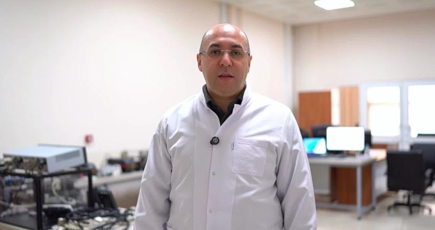 Aksaray Üniversitesinde geliştirilen nefes sensörüyle diyabet hastalarında kan almadan şeker takibi mümkün olacak Aksaray Üniversitesi, nefesten şeker ölçümü sağlayan bir sensör sistemi geliştirdi. ASÜ