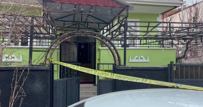 Aksaray’da eşi tarafından silahla vurulan kadın hastaneye kaldırıldı, olay yerinden kaçan eş aranıyor Aksaray’da eşi tarafından silahla vurulduğu belirtilen Hülya Çalışkan, hastaneye kaldırıldı.