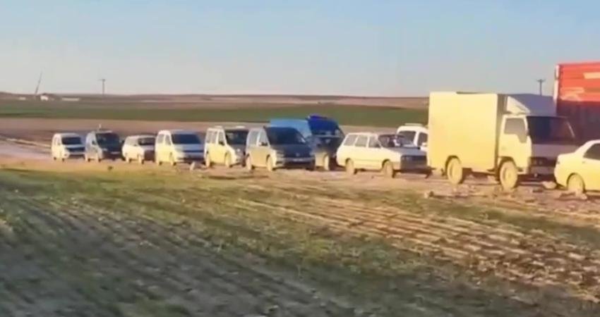 Aksaraylı çiftçilerden “bozuk yol” eylemi Konya’nın Emirgazi ve Karapınar ilçelerini Aksaray’ın Sultanhanı ilçesine bağlayan ve