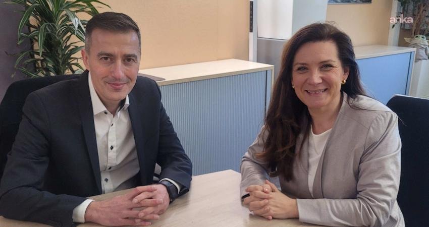 Almanya’da görev yapan Türk öğretmen Serhat Gökce’ye prestijli eğitim ödülü Almanya’nın Nürnberg kentinde öğretmenlik yapan Serhat Gökce, ülke genelinde öğretmenlikte