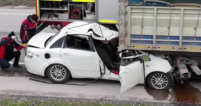 Amasya’nın Taşova ilçesinde otomobilin tıra arkadan çarpması sonucu 2 kişi