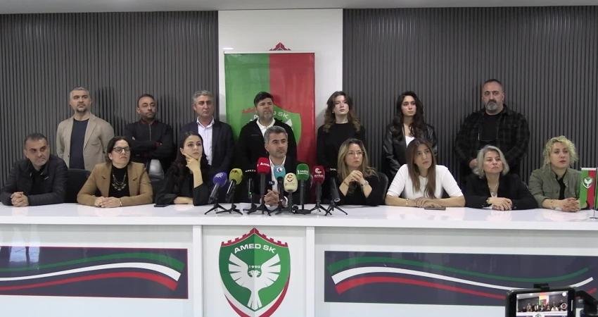 Amedspor Başkanı Nahit Eren: Hakem hatalarıyla önümüz kesiliyorsa suskun kalmayacağız Amedspor Kulüp Başkanı Nahit Eren, son haftalarda alınan sonuçlar, hakem