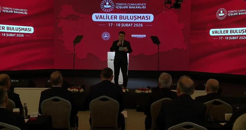 Ankara’da “Valiler Buluşması” programı… İçişleri Bakanı Mustafa Çiftçi’den TBMM’deki yemin töreninde yaşananlara tepki İçişleri Bakanı Mustafa Çiftçi, 81 il valisinin katılımıyla düzenlenen "Valiler