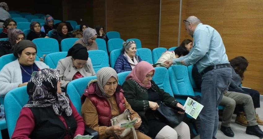 Antalya Büyükşehir Belediyesi, Finikeli kadınlara “Çevre Dostu Çiftçi Kart”ı tanıttı Antalya Büyükşehir Belediyesi, Finike ilçesinde yeni oluşum sürecinde olan kadın