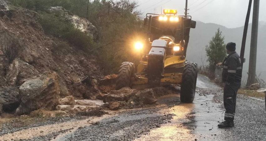 Antalya Büyükşehir Belediyesi, dün geceden itibaren kuvvetli yağış ve rüzgar