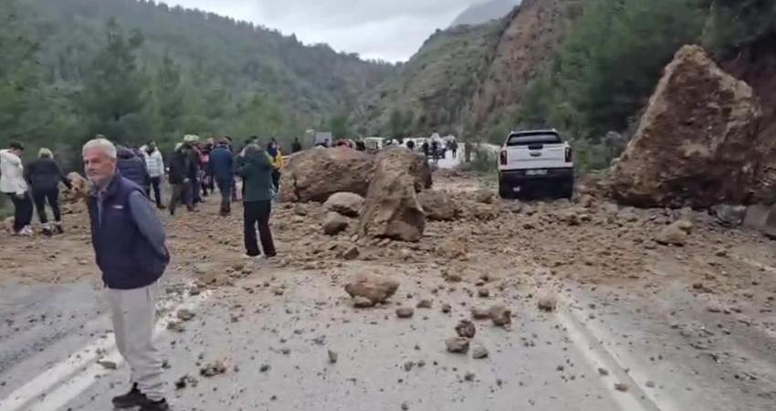 Antalya-Isparta yolunda heyelan: kaya parçaları yola düştü Isparta–Antalya karayoluna düşen kaya parçaları nedeniyle trafik bir süre aksadı.