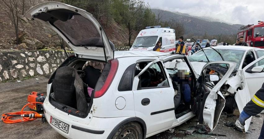 Antalya-Isparta kara yolunda iki otomobilin çarpışması sonucu meydana gelen kazada