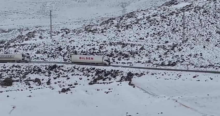 Ardahan-Çıldır yolunda buzlanma: Çok sayıda TIR yolda kaldı Kars istikametinden Ardahan-Çıldır Aktaş Sınır Kapısı’na giden çok sayıda TIR,