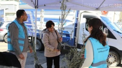 Menderes Belediyesi, atık yağlarını veren yurttaşlara zeytin fidanı hediye etmeye