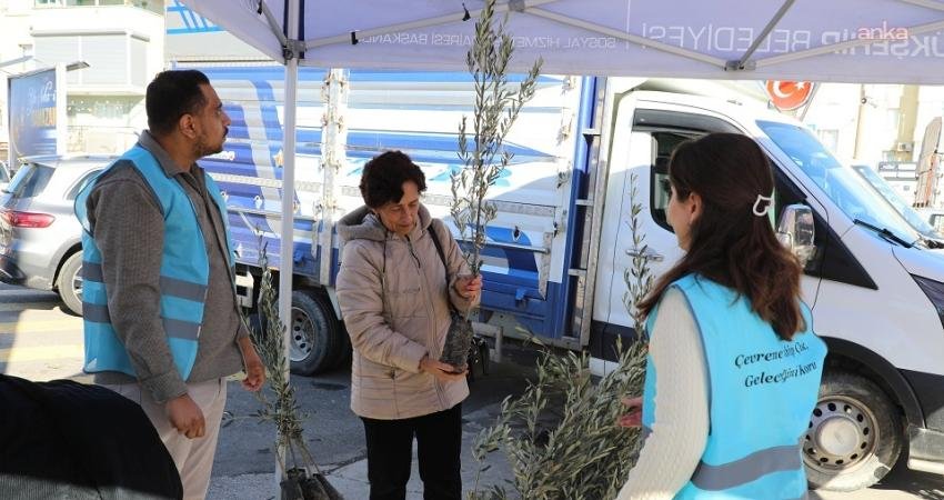 Atık yağa zeytin fidanı hediye… Menderes Belediyesi’nden doğa dostu adım Menderes Belediyesi, atık yağlarını veren yurttaşlara zeytin fidanı hediye etmeye