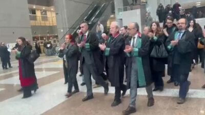 Bir grup avukat, Çağlayan’daki İstanbul Adliyesi önünde bir araya gelerek