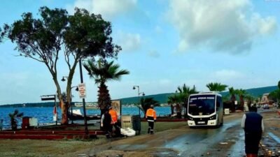 Ayvalık Belediyesi ekipleri, kuvvetli lodosun kentte yarattığı olumsuzlukların ardından hasar