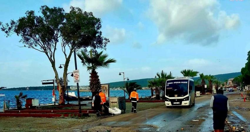 Ayvalık Belediyesi ekipleri, kuvvetli lodosun kentte yarattığı olumsuzlukların ardından hasar