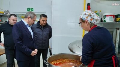 Ayvalık Belediye Başkanı Mesut Ergin, aşevi aracılığıyla dayanışma çalışması başlattıklarını