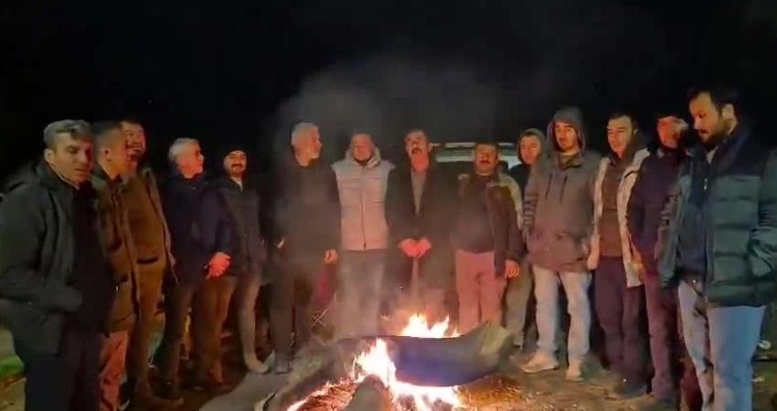 İzmir'in Kınık ilçesinde bulunan Polyak Madencilik önündeki eylemde  gözaltına alınan