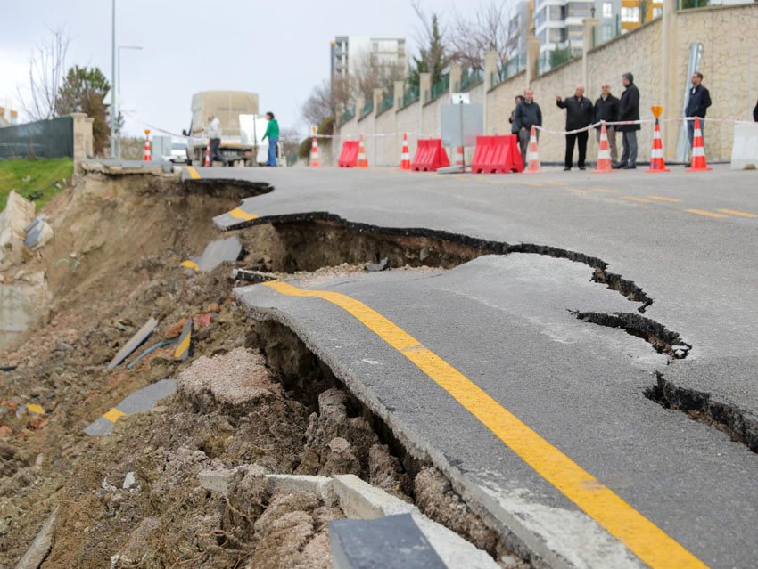 Etimesgut Belediyesi ekipleri, Bağlıca Mahallesi 1305. Sokak’ta meydana gelen yol