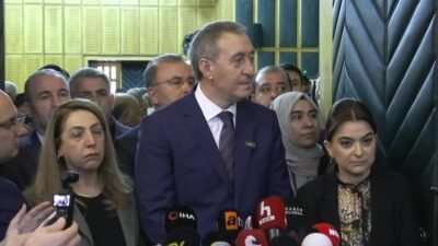 Bakırhan: “Sayın Bahçeli iktidar ortağıdır, bu meselelerin muhatabı iktidardır” DEM Parti Eş Genel Başkanı Tuncer Bakırhan, MHP Genel Başkanı