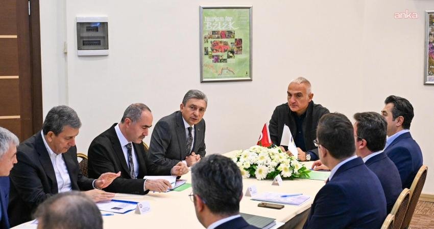 Bakan Ersoy: “Belek’te Acısu Deresi’nin denize kavuştuğu noktadaki uygunsuz yapı ve barınaklar kaldırılacak” Kültür ve Turizm Bakanı Mehmet Nuri Ersoy, Belek'te Acısu Deresi’nin