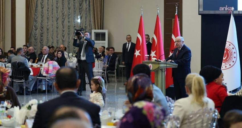 Bakan Güler, şehit ve gazi aileleriyle iftarda bir araya geldi Milli Savunma Bakanı Yaşar Güler, şehit ve gazi aileleriyle iftarda bir