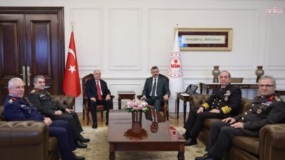 Milli Savunma Bakanı Yaşar Güler, beraberindeki komuta kademesiyle İçişleri Bakanı