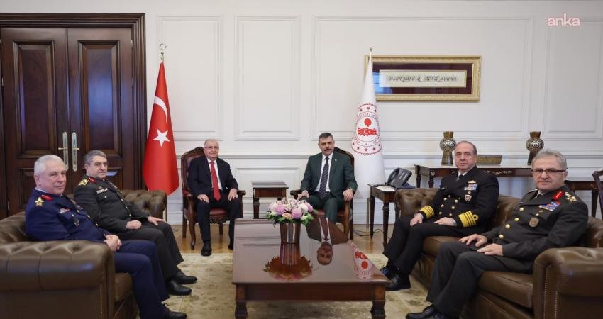 Bakan Güler ve komuta kademesinden İçişleri Bakanı Çiftçi’ye ziyaret Milli Savunma Bakanı Yaşar Güler, beraberindeki komuta kademesiyle İçişleri Bakanı