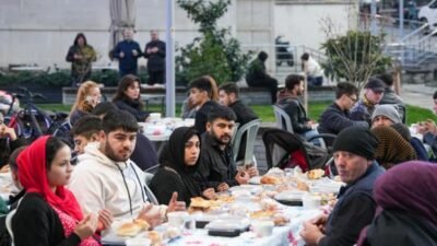 Ortahisar Belediye Başkanı Ahmet Kaya, iftarını eski CHP İzmir Milletvekili