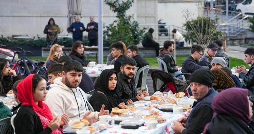 Ortahisar Belediye Başkanı Ahmet Kaya, iftarını eski CHP İzmir Milletvekili
