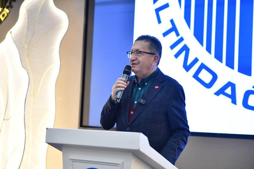 Başkan Tiryaki temizlik çağrısını bir kez daha yineledi Altındağ Belediyesi’nin geleneksel kahvaltı buluşmalarında bu hafta gündem temizlik oldu.