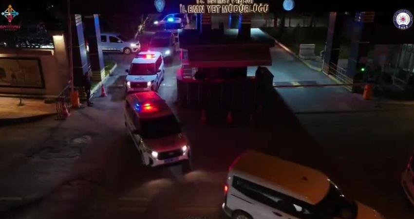 Batman merkezli 10 ilde yasa dışı bahis operasyonu…81 şüpheliden 73’ü yakalandı. Şüphelilerin hesaplarında 15 milyar 172 milyon işlem hacmi tespit edildi Batman merkezi 10 ilde düzenlenen eş zamanlı yasa dışı bahis