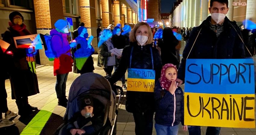 Berlin ve Branderburg’ta binlerce kişi Ukrayna’daki savaş mağdurlarını andı Berlin ve Brandenburg'da binlerce kişi, Rusya’nın Ukrayna saldırısının dördüncü yılında