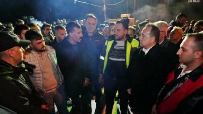 Manisa Büyükşehir Belediye Başkanı Besim Dutlulu, Soma Termik Santrali önünde