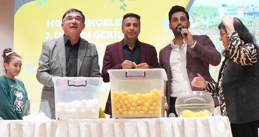 Beylikdüzü Belediyesi Hobi Bahçeleri’nde 7’nci dönem sahipleri belli oldu Beylikdüzü Belediyesi’nin Dereağzı Mahallesi’ndeki Hobi Bahçeleri’nde 7’nci dönem için 130 bahçenin