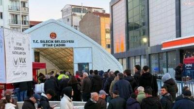 Bilecik Belediyesi tarafından kurulan iftar sofrasında binlerce kişi aynı sofrada