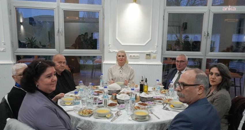 Bilecik Belediye Başkanı Subaşı, muhtarlarla iftarda bir araya geldi Bilecik Belediye Başkanı Melek Mızrak Subaşı, mahalle ve köy muhtarlarıyla