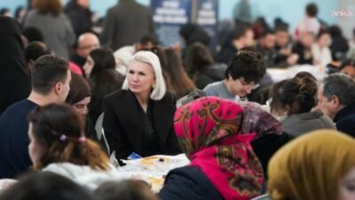 Bilecik Belediyesi tarafından kent merkezinde kurulan iftar sofrasında binlerce vatandaş
