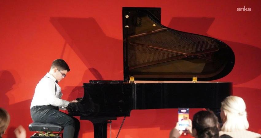 Bilecik Belediyesi öncülüğünde, orman yangınlarına dikkat çekmek amacıyla düzenlenen "Mavi