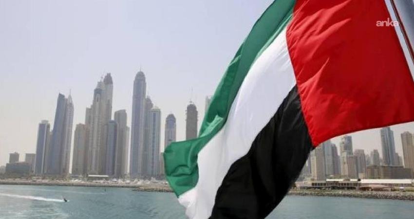 Birleşik Arap Emirlikleri: İran’a ait birkaç füze engellendi, düşen şarapnel parçaları nedeniyle Abu Dabi’de en az bir kişi hayatını kaybetti Birleşik Arap Emirlikleri (BAE) Savunma Bakanlığı, başkent Abu Dabi'de İran'dan