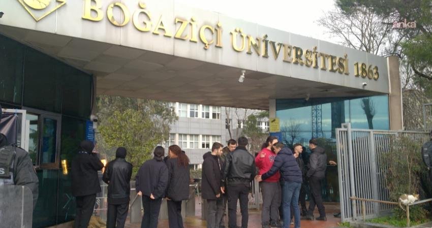 Boğaziçi Üniversitesi mezunlarından, rektörlük uygulamalarına ve Cumhurbaşkanı Erdoğan’ın ziyaretine ilişkin bildiri Boğaziçi Üniversitesi mezunları, "Ülkenin en iyi kamu üniversitelerinden birini ‘fethetme’