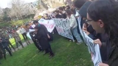 Boğaziçi Üniversitesi öğrencileri, cumartesi sabahı şafak operasyonuyla kulüp odalarının boşaltılmasına