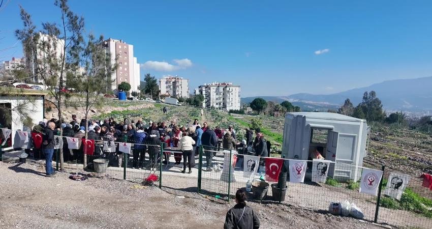 Bornova Belediyesi’nin Evka-4 Kent Bostanı’nda kadın üreticiler, yerel tohum bahçelerinden