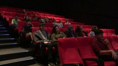 Bornova Belediyesi, Bornova’daki özel çocuklar için Sünger Bob filminin izletildiği