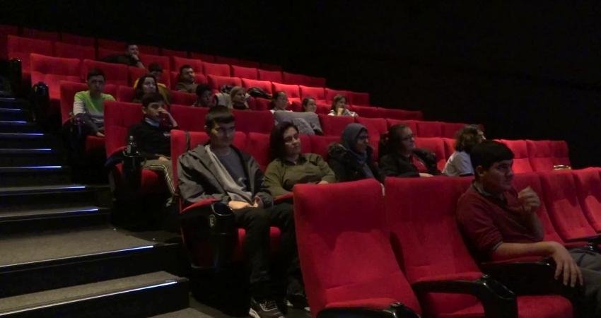Bornova Belediyesi, Bornova’daki özel çocuklar için Sünger Bob filminin izletildiği
