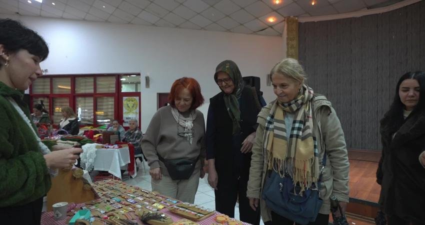 Buca Belediyesi Hediyelik Eşya Pazarı’na yoğun ilgi Buca Belediyesi’nin kurduğu Hediyelik Eşya Pazarı, iki gün boyunca onlarca