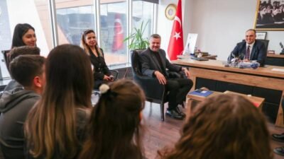 Buca Belediyesi, ilçedeki öğrencilerin pet şişe karşılığında sokak hayvanlarına mama