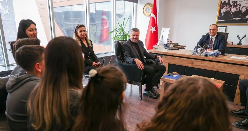 Buca Belediyesi, ilçedeki öğrencilerin pet şişe karşılığında sokak hayvanlarına mama