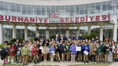 Burhaniye Belediye Başkanı Ali Kemal Deveciler, belediye yöneticileriyle birlikte Faruk
