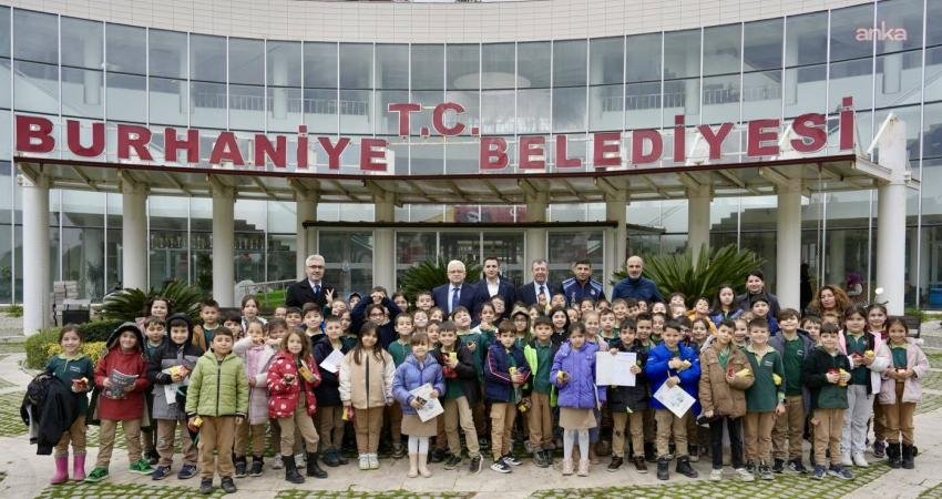 Burhaniye Belediye Başkanı Deveciler, Faruk Kızıklı İlkokulu öğrencileri ile buluştu Burhaniye Belediye Başkanı Ali Kemal Deveciler, belediye yöneticileriyle birlikte Faruk